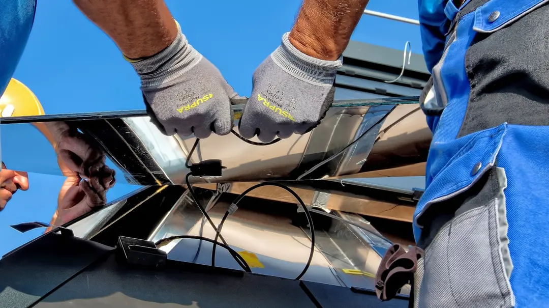 Técnicos instalando módulos de painel solar em um telhado